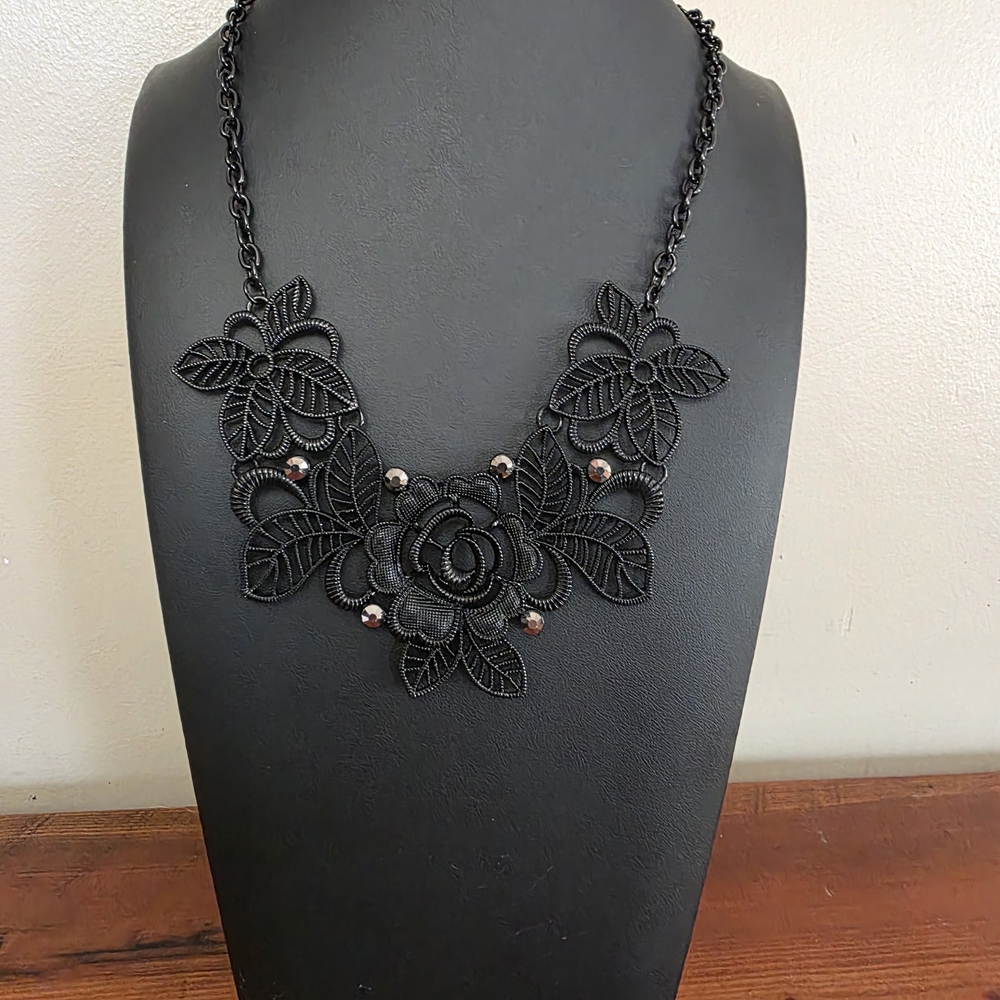 Elegant Black Floral Necklace